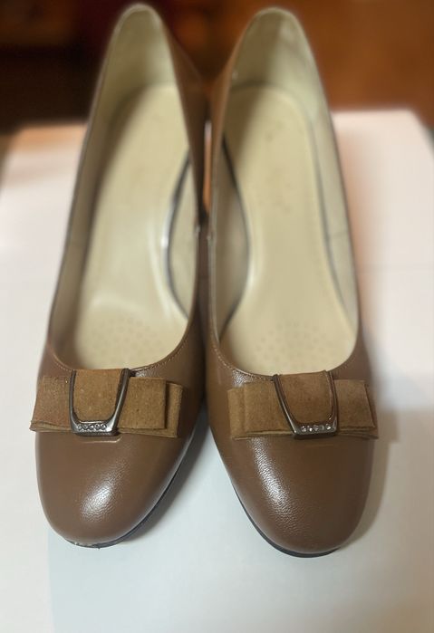 Кафяви обувки на ток