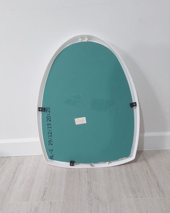 Овальное зеркало