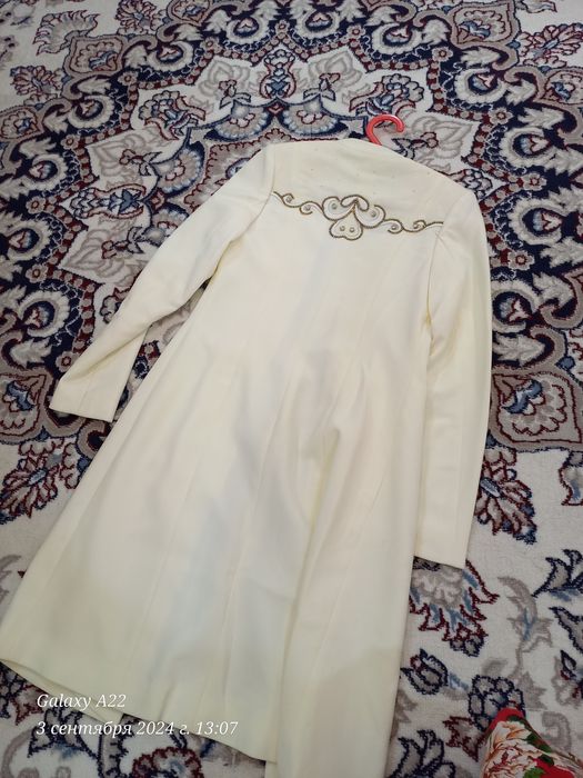 Ayollar qaymoq rang kostyumi