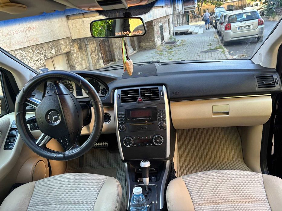 Лек автомобил Mercedes B200