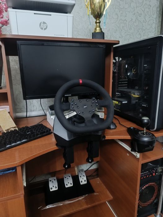 Компьютер+ игравой руль+ компьютерный стул