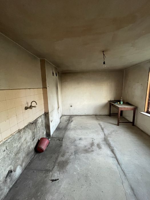 Двуетажна масивна къща