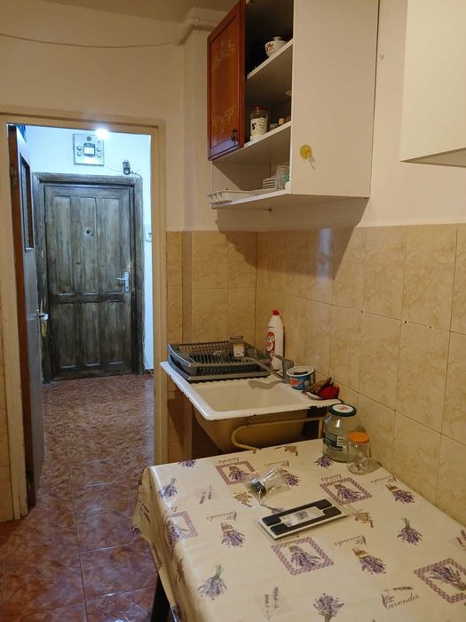 Inchiriez Apartament 2 camere semidecomandat  confort 1– Ploiești Vest 230 Euro