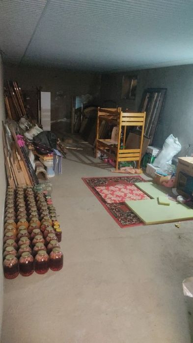 Nazarbekda, 8 sotix 9 honali har bir honani tegi podvulli sotiladi.