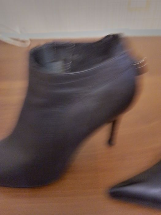 Продаю натуральная кожа полусапожек поралон р 37.