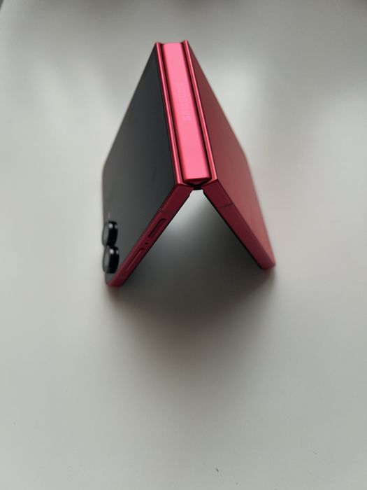 Samsung Galaxy Z Flip 7 с гаранция 21 месеца