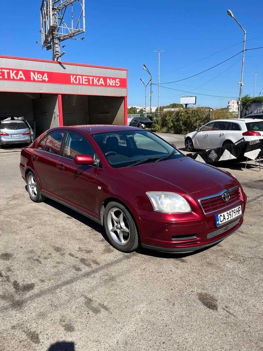 Toyota Avensis, 2004 година, бензин, в движение, цвят бордо