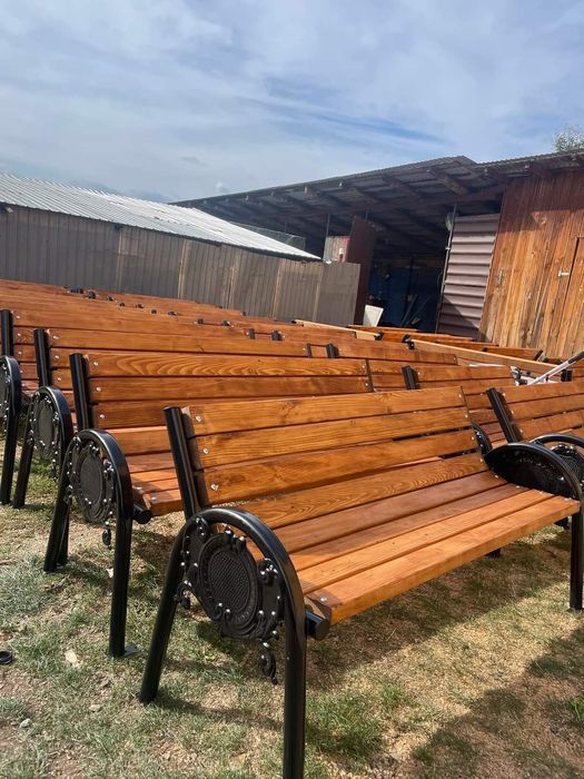 Mobilier urban băncuțe si coșuri de gunoi stateie autobuz