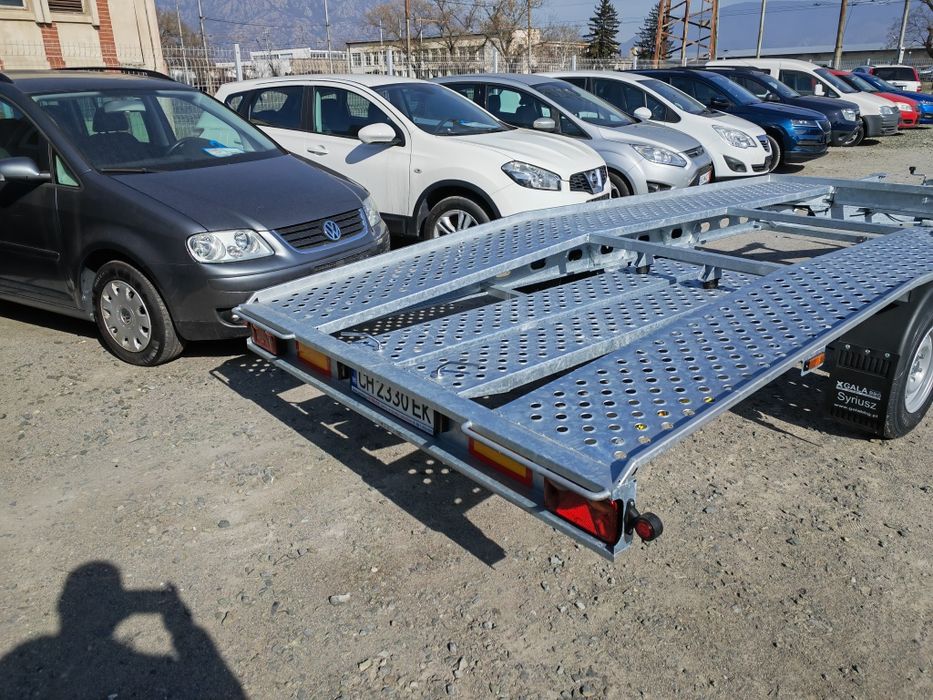 Платформа ремарке под наем за превоз на автомобили.