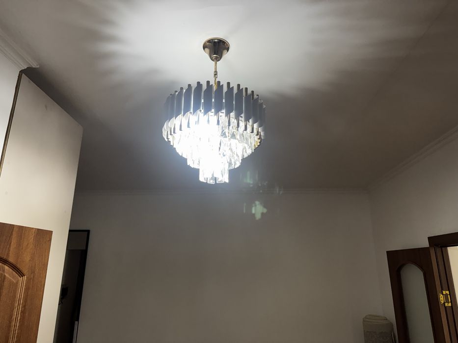 Продам люстру красивую