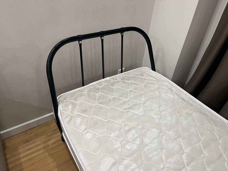 Продам кровать с матрасом