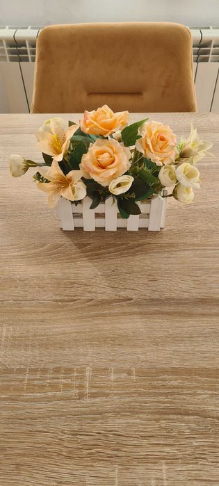 Изкуствени цветя, коледна украса и коледни брокатени свещички