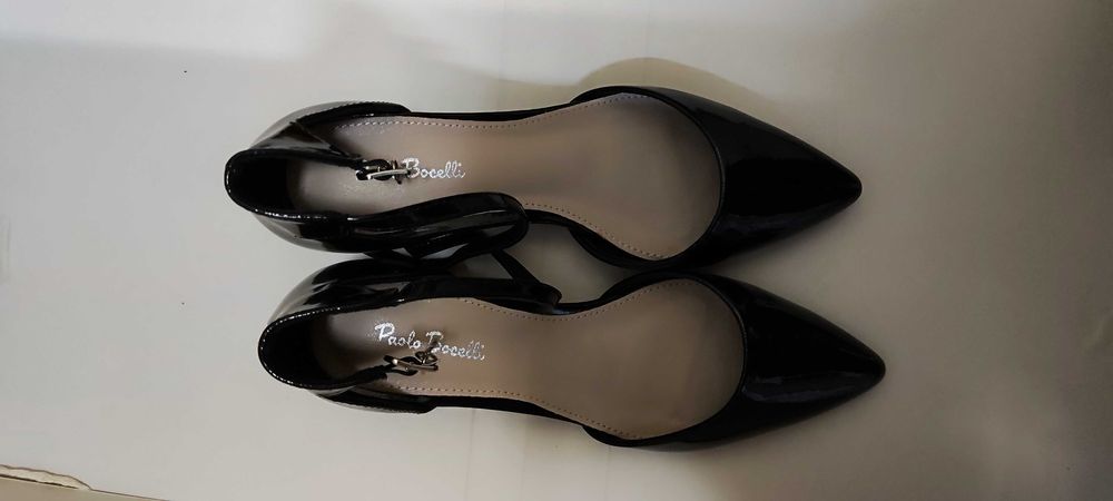 Черни лачени обувки