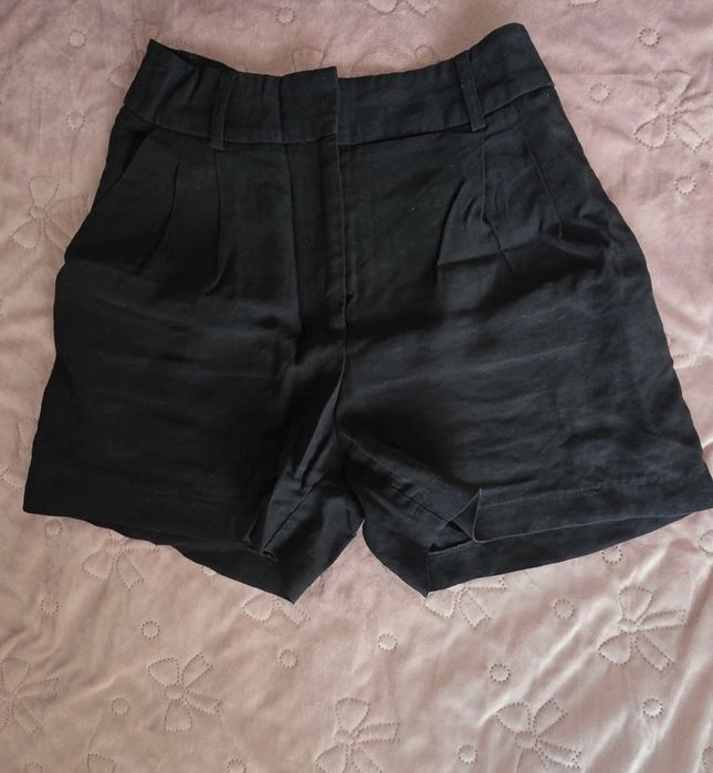 Vând pantaloni scurti