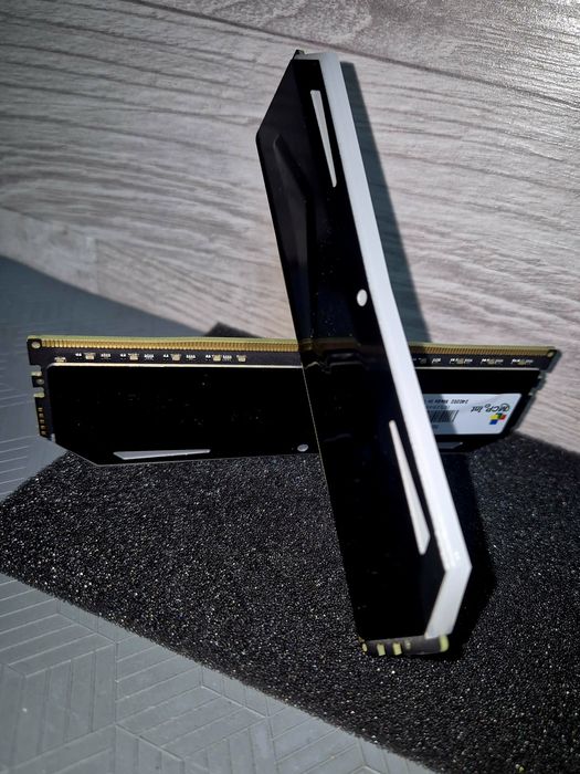 Продаю оперативную память DDR4 RGB 64 ГБ (2×32 ГБ)
