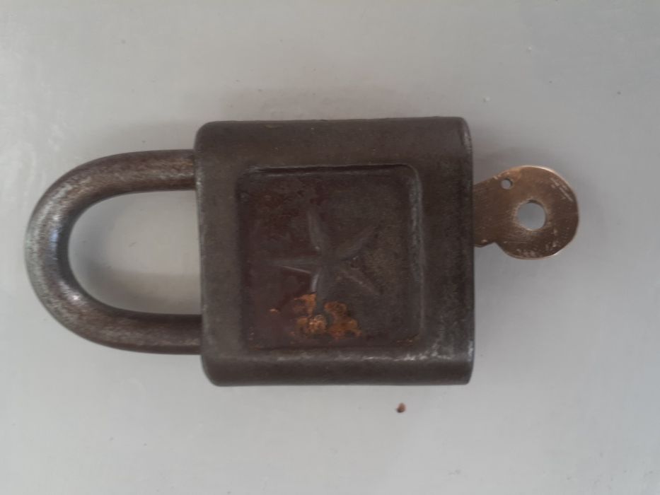 Продаётся антикварный замок