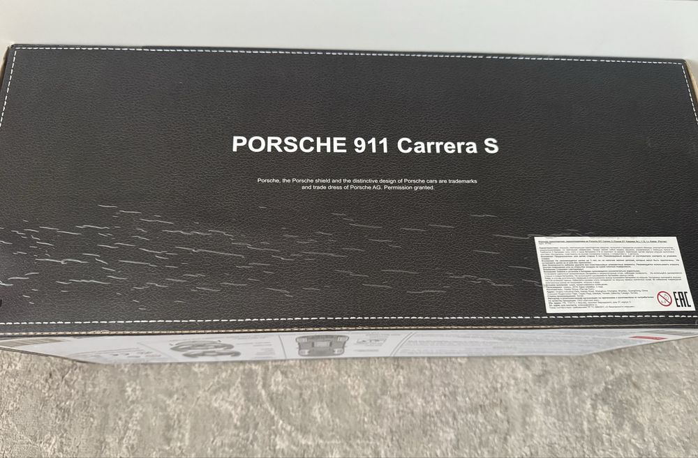 машинка Porsche 911 Carrera S на пульте управления