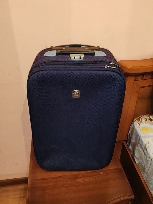 Продам чемодан на колёсиках