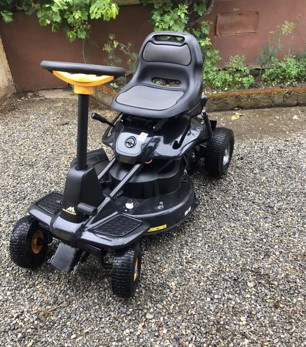Tractoraș de tuns iarba Briggs Stratton