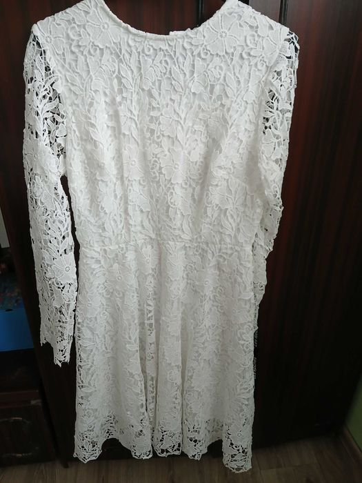 Бяла дантелена рокля