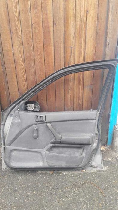 Дверь передняя правая.