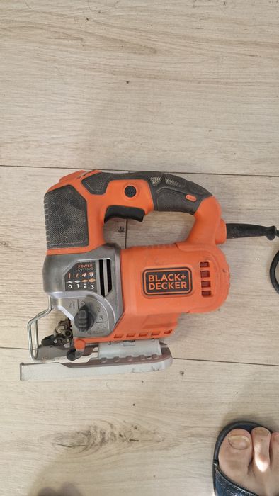 Электролобзик Black+Decker