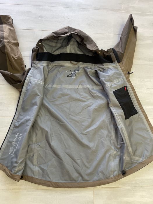 Geaca Hardshell Revolution Race L noua