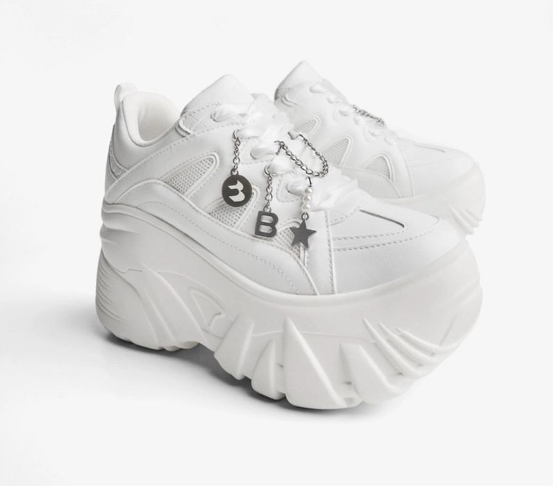 белые кроссовки bershka