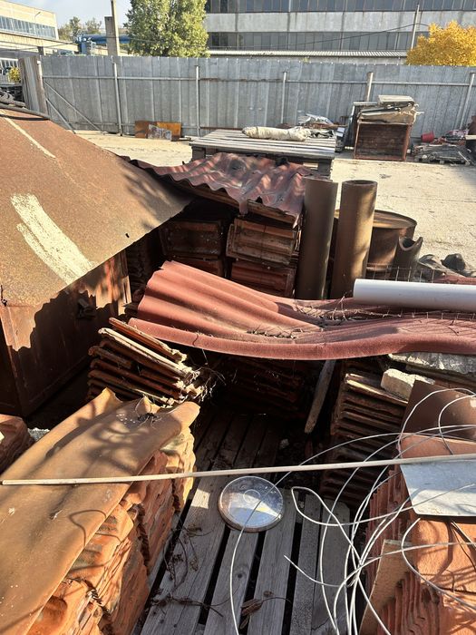 Дървени  талпи 4 метра дължина .Керемиди цена за брой 0.40 ст