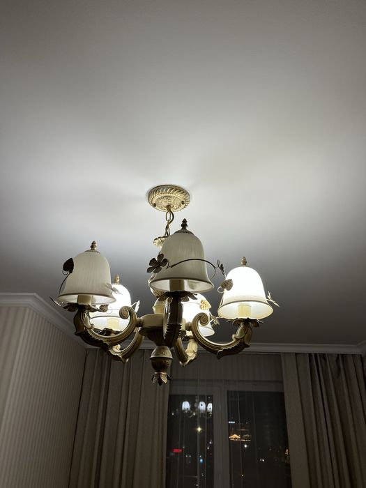 Продам люстру в отличном состоянии