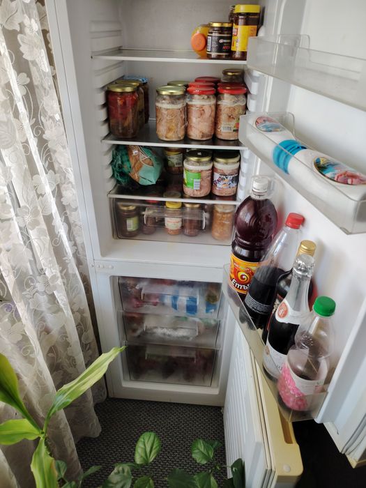 Хладилник и комбинирана печка на ток и газ за готвене.