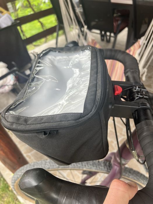 Geanta de ghidon cu system de prindere klick-fix usor de montat si dezmontat