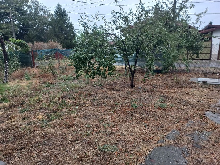 Продавам парцел 1160 кв. с две къщи.