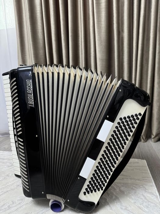 Acordeon italian I. Busilacchio, 120 bași,clape piano, profesional