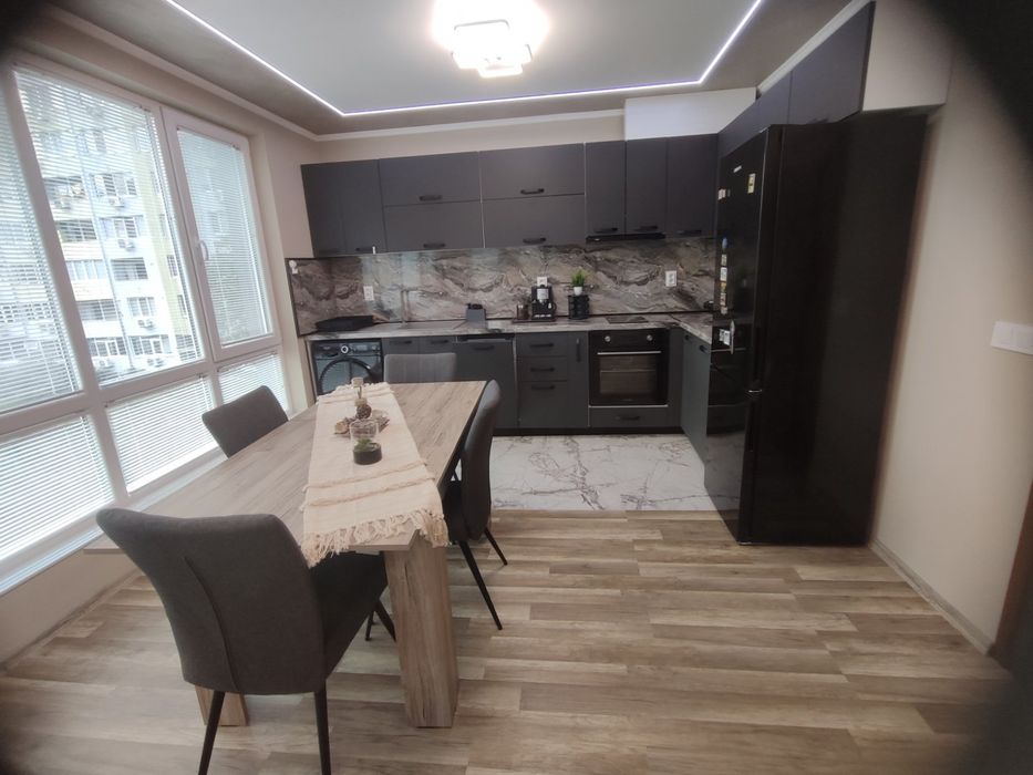 Дава се под наем Двустаен апартамент в Бургас, Изгрев - 63 кв.м за 692.07 € - Снимка #1