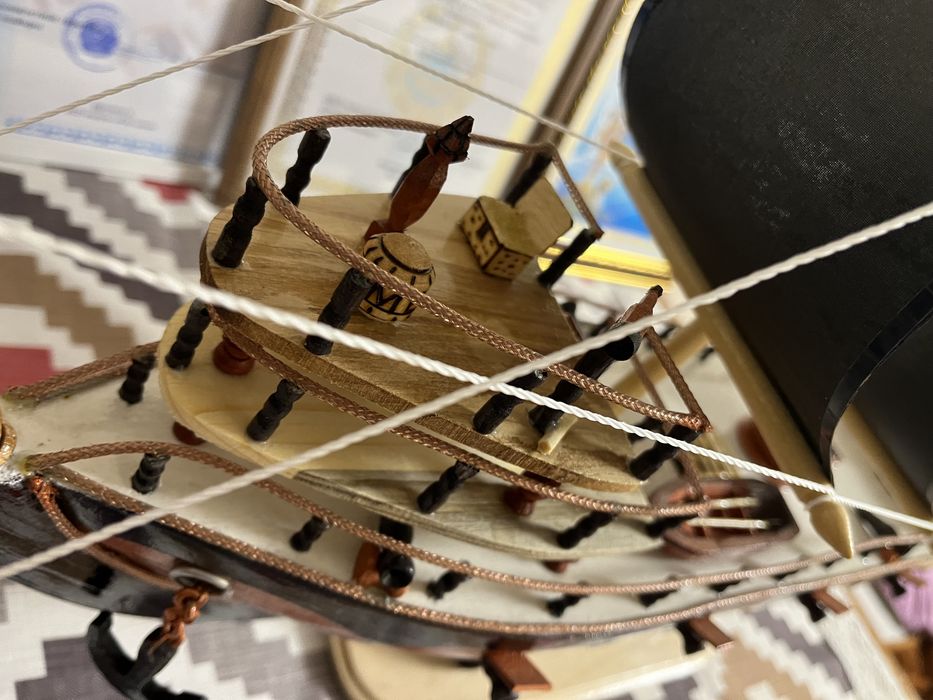 На подарок корабль