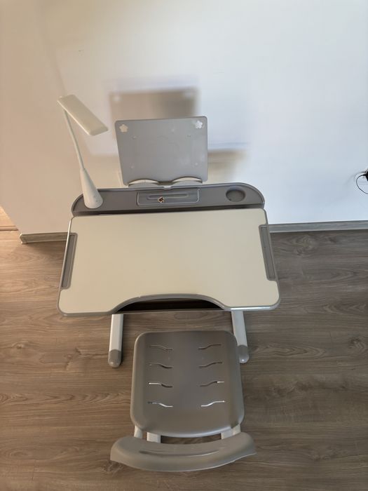HOMCOM Set Birou și Scaun pentru Copii (6-12 Ani), Birou Ergonomic cu Înălțime Reglabilă, Lampă LED și Blat Înclinabil la 45 Grade