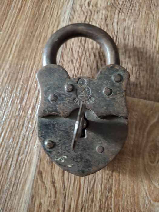 Продам навесные  замки  1950