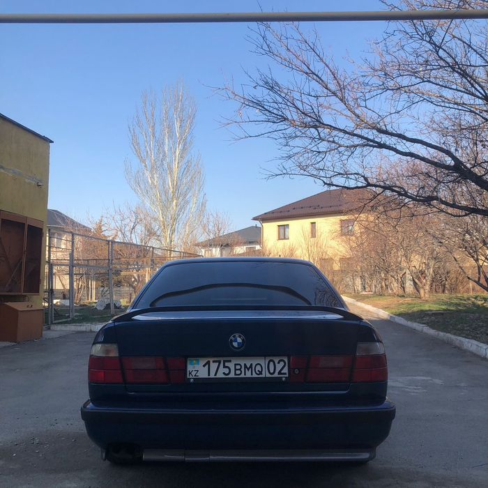 Машина BMW 34.e е