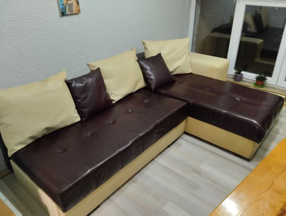 Продавам ъглов диван от еко кожа с функция сън и ракла