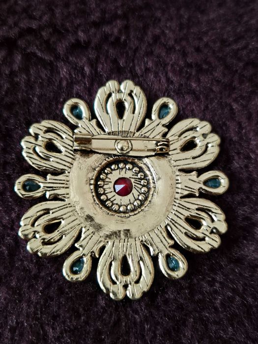 Шикарные брошки 5.5 - 6см.