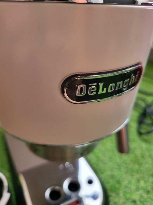 Кафемашина с ръкохватка Делонги DeLonghi Dedica EC685W Бяла