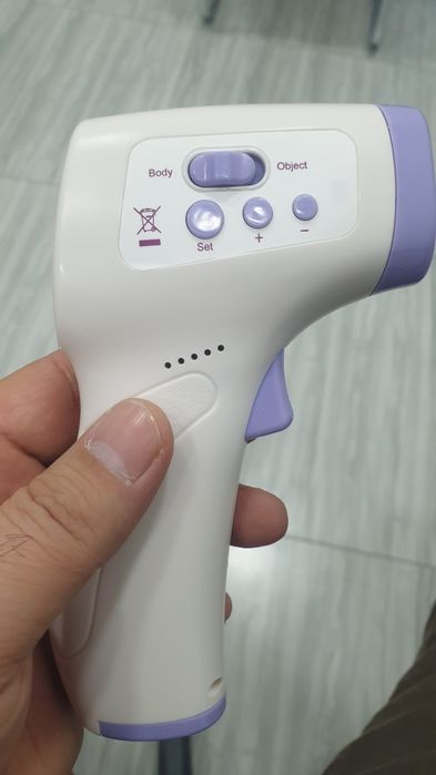 бесконтактный термометр для измерения температуры тела или предметов.