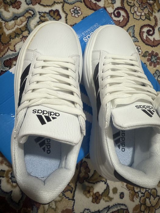 Продается кроссовки белые адидас новые