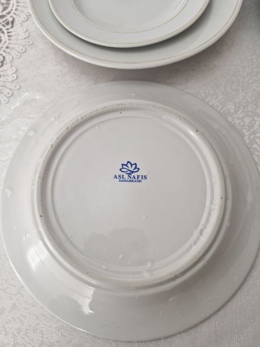 Тарелки б/у белого цвета