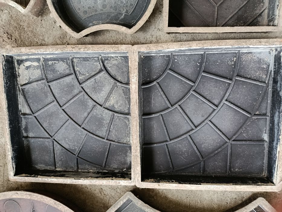 Vând schimb.matrite pavele