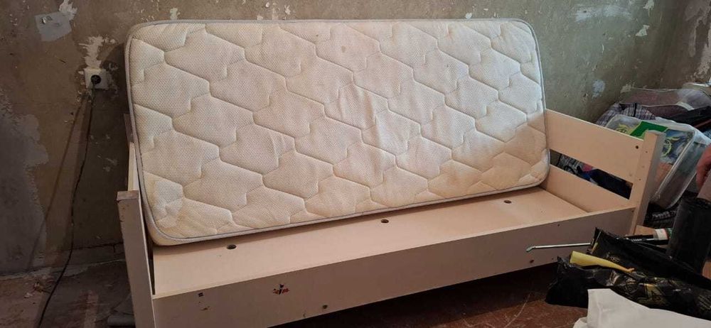 Кравать идет месте с матрасом