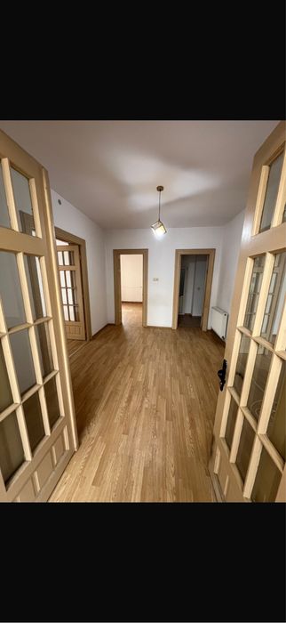 Vand conac istoric/casa/pensiune  /380 mp utili /zona A /Urlati /toate utilitatile /Direct proprietar /demisol /parter/mansarda 3 intrari din 3 strazi