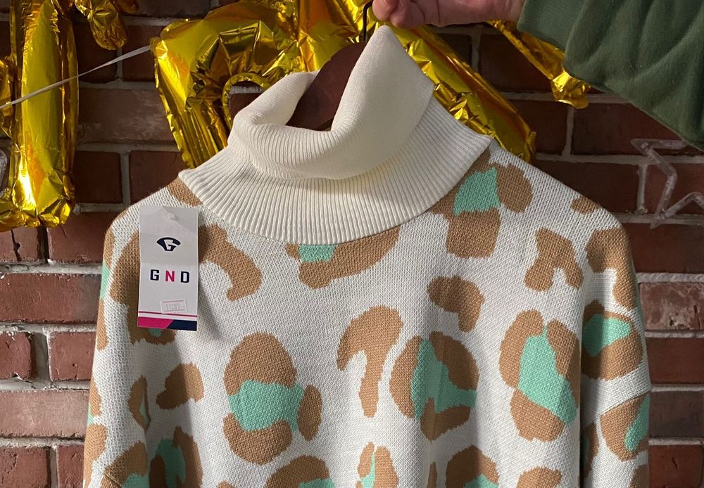 Продам белую кофту