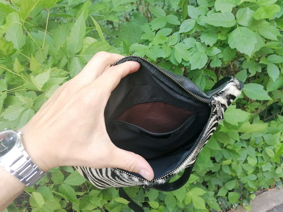 Borseta din piele, cu pattern tip zebră